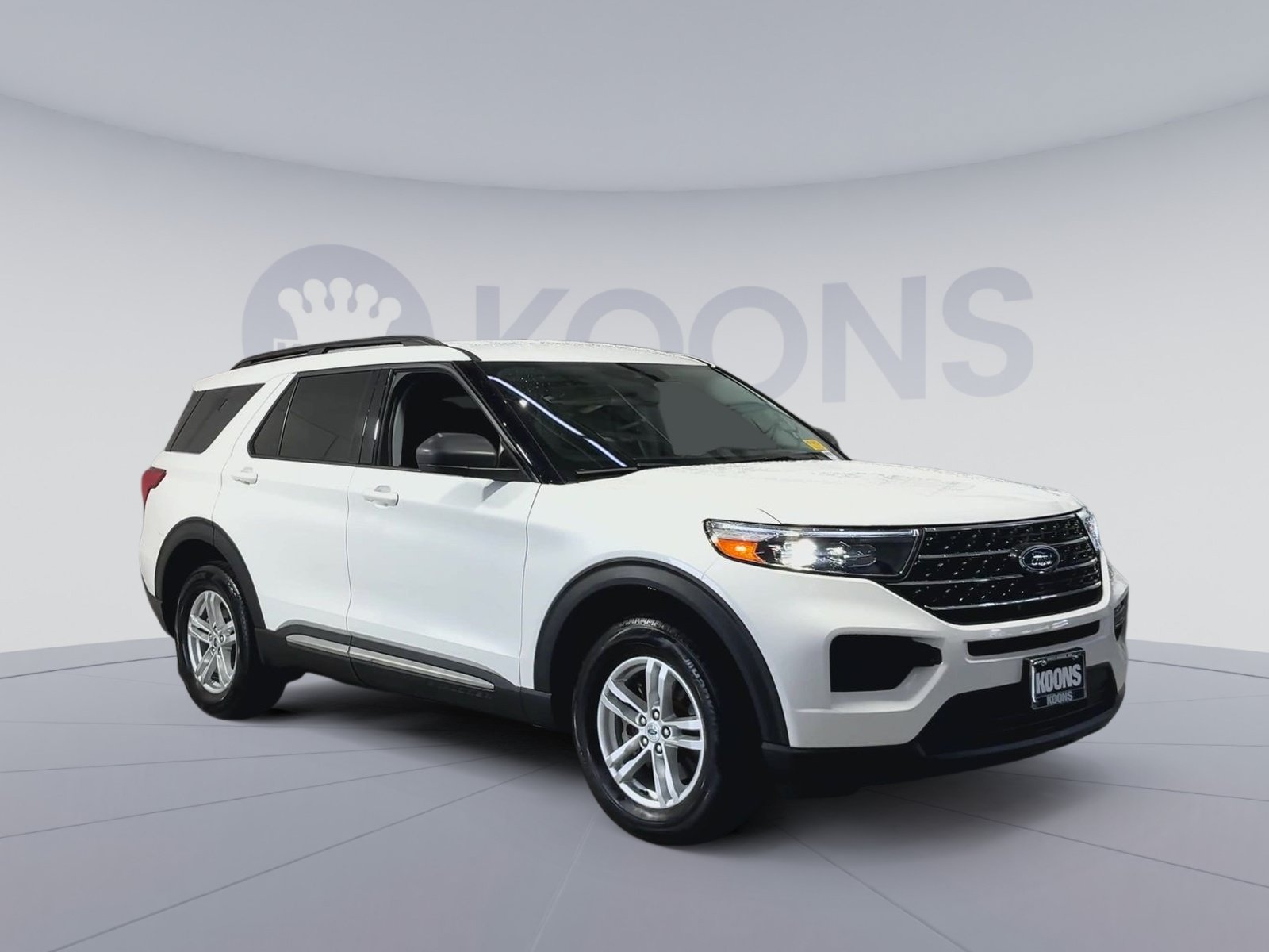 Used 2023 Ford Explorer XLT AWD/4WD image 2