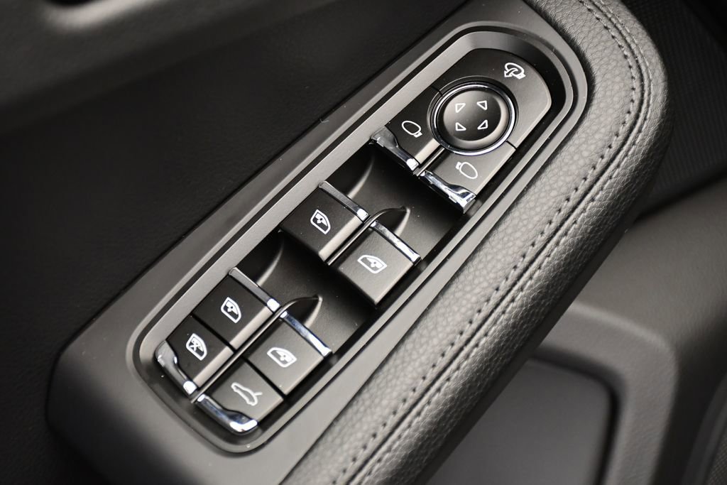 Used 2025 Porsche Macan Turbo image 36