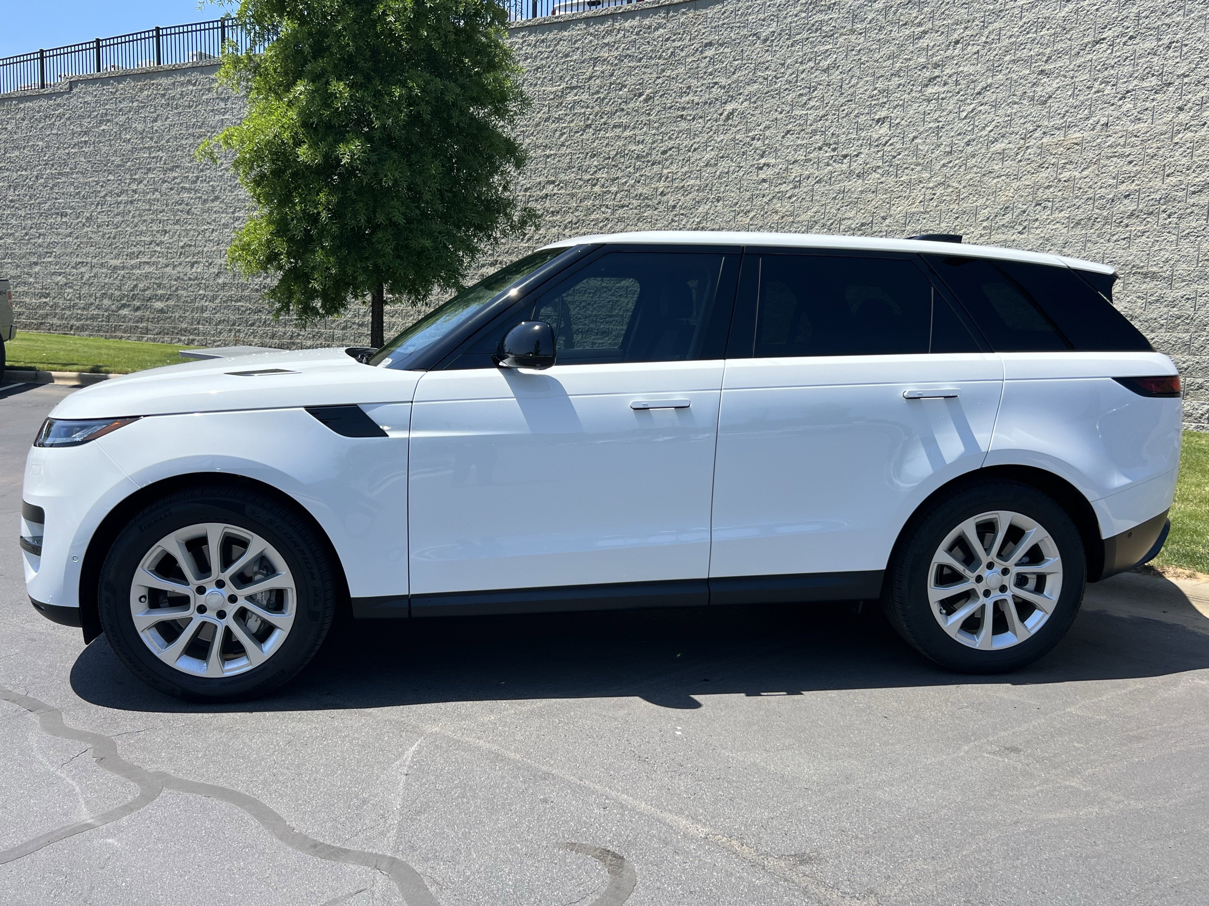 Used 2025 Land Rover Range Rover Sport S AWD/4WD image 4