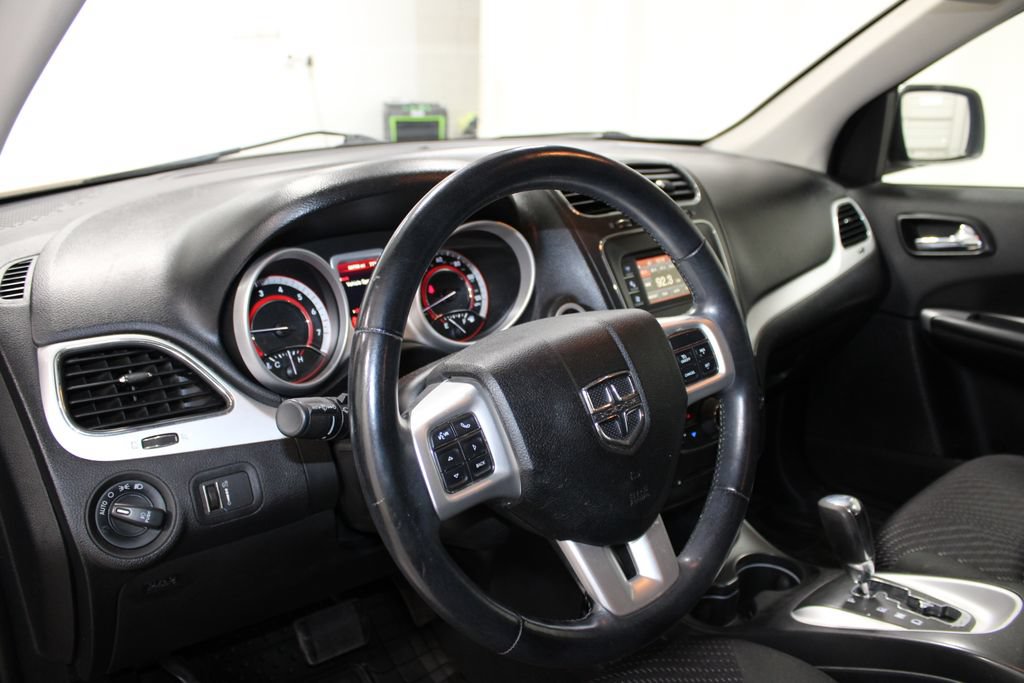 Used 2019 Dodge Journey SE w/ Connectivity Group FWD image 16