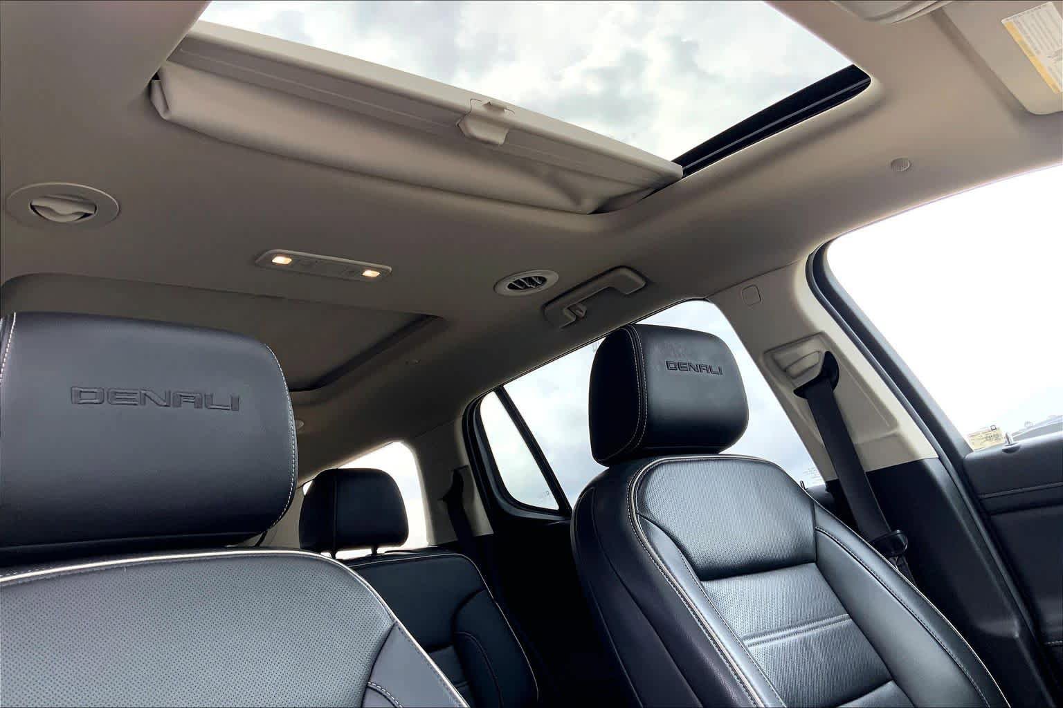 Used 2022 GMC Acadia Denali w/ Denali Technology Package FWD image 11