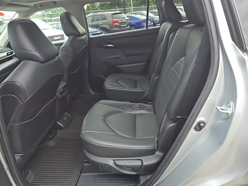 Used 2021 Toyota Highlander XLE AWD/4WD image 29
