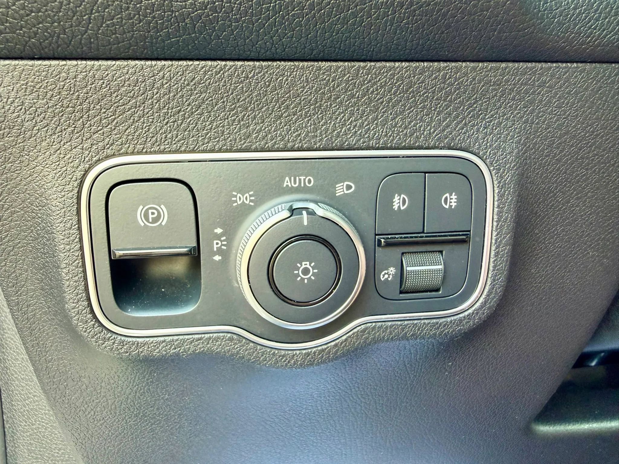 Used 2022 Mercedes-Benz GLB 250 4MATIC w/ Premium Package Lite image 35