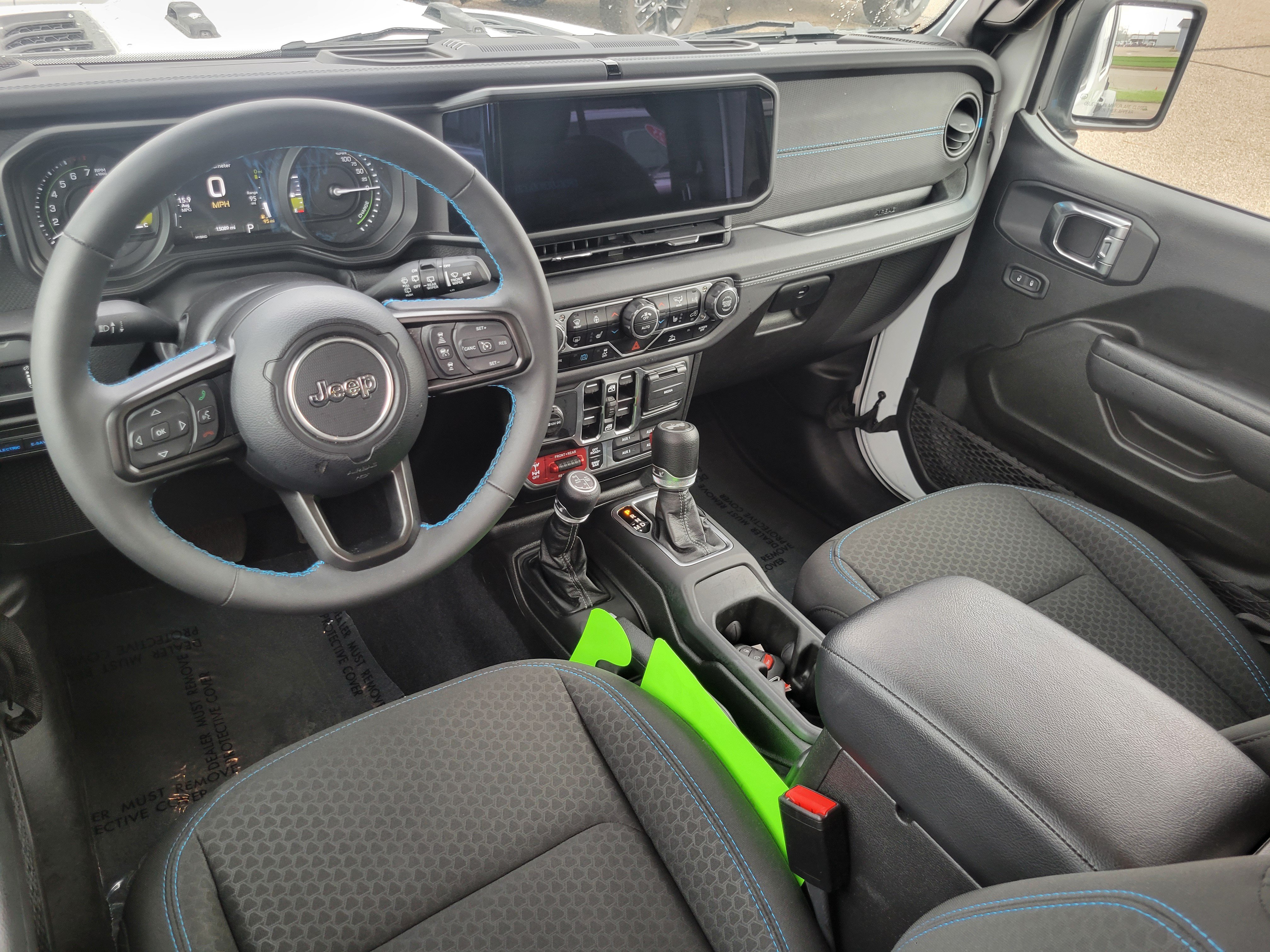 Used 2025 Jeep Wrangler Unlimited Rubicon 4xe w/ Convenience Group AWD/4WD image 19