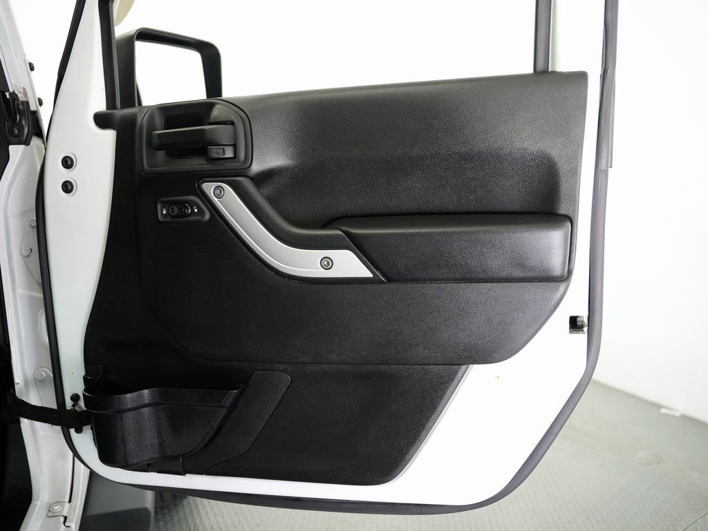 Used 2015 Jeep Wrangler Unlimited Sahara w/ Connectivity Group image 48