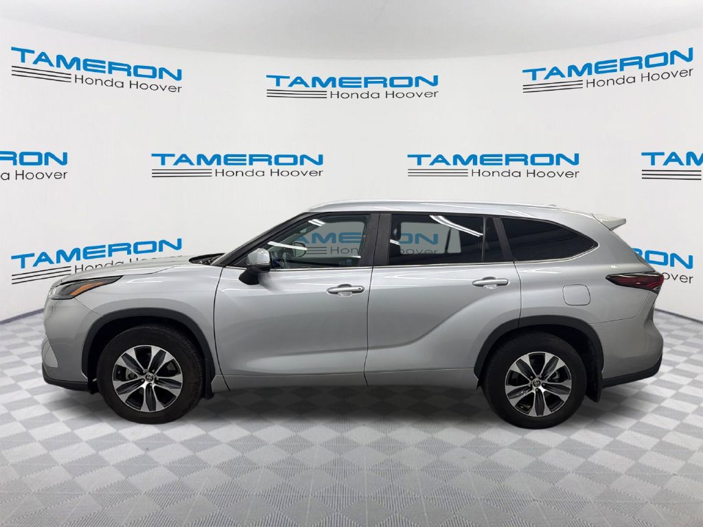 Used 2024 Toyota Highlander XLE FWD image 2