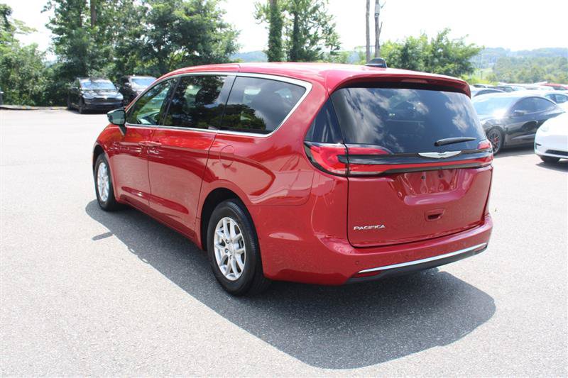 Used 2025 Chrysler Pacifica Select FWD image 6
