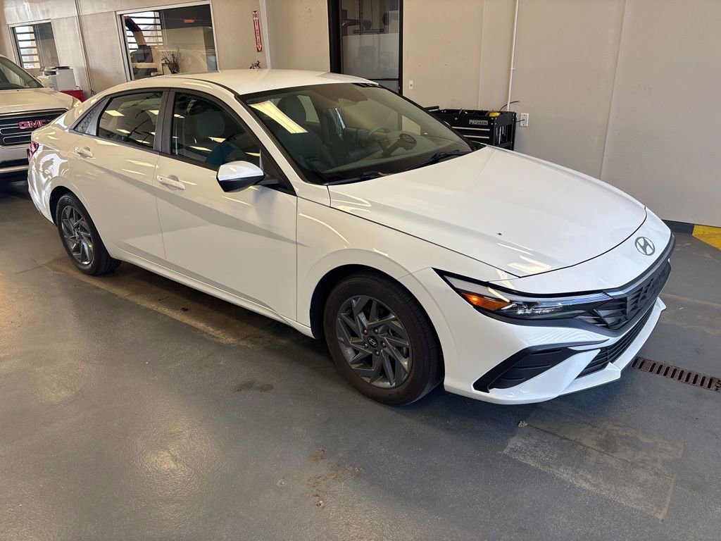 Used 2024 Hyundai Elantra SEL FWD image 1