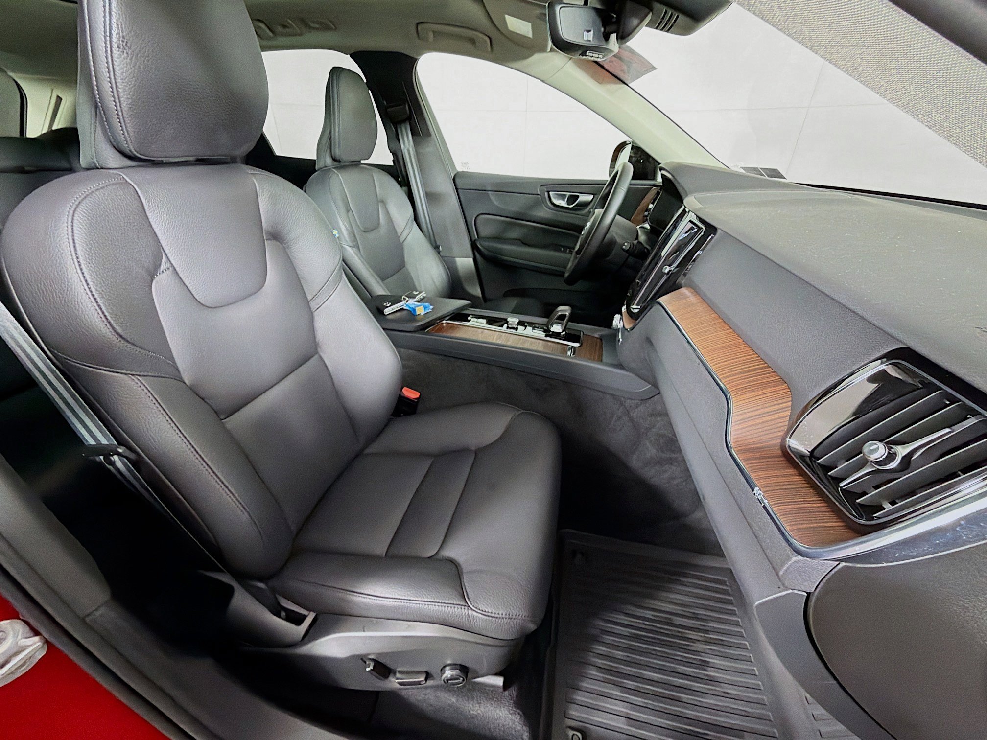 Used 2024 Volvo XC60 B5 Plus w/ Climate Package image 30