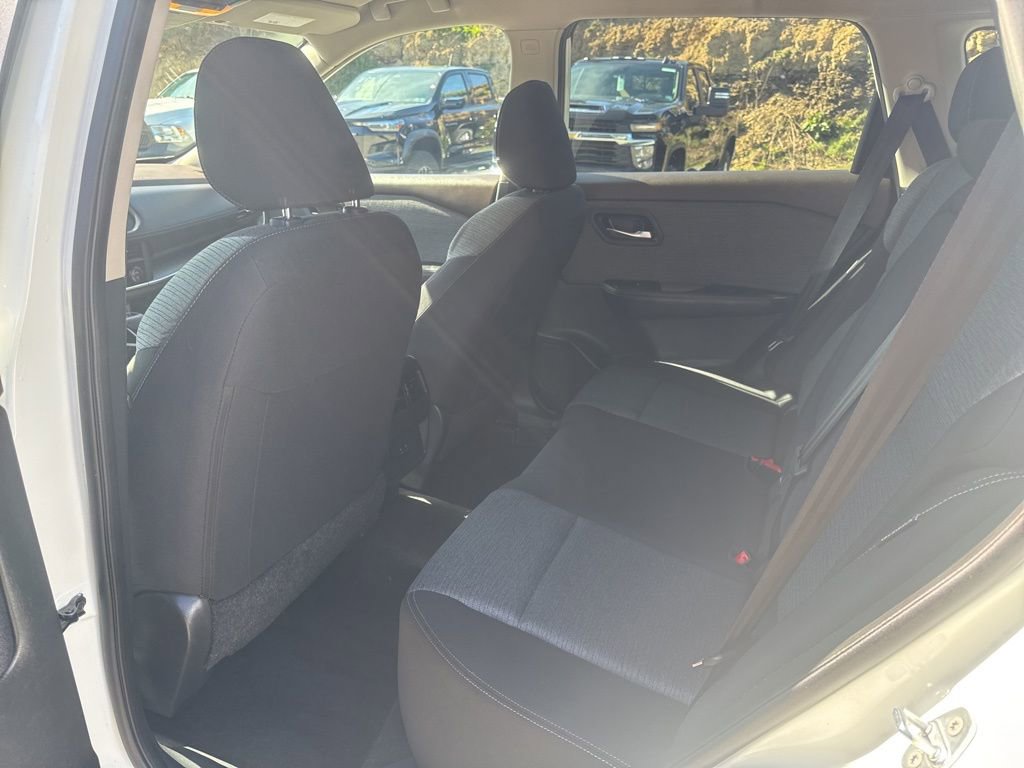 Used 2023 Nissan Rogue SV image 16