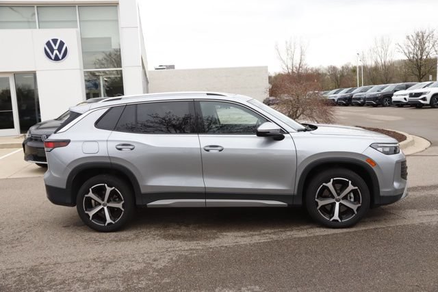 Used 2025 Volkswagen Tiguan SE w/ Panoramic Sunroof Package AWD/4WD image 2