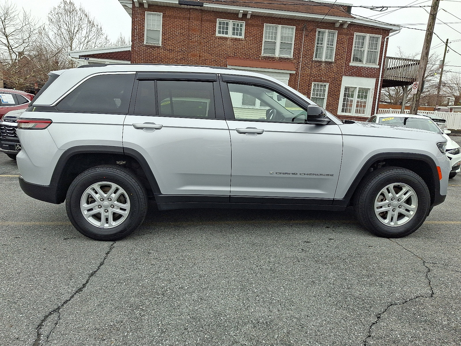 Used 2023 Jeep Grand Cherokee Laredo AWD/4WD image 6
