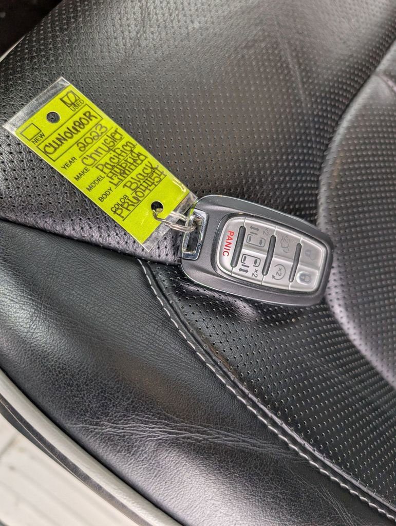 Used 2023 Chrysler Pacifica Touring-L image 51