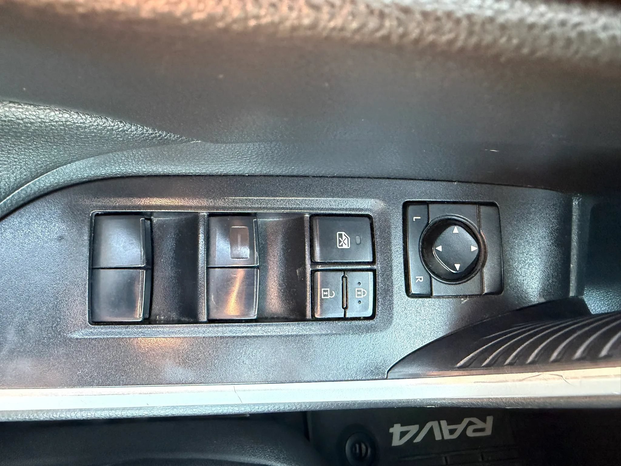 Used 2021 Toyota RAV4 SE w/ Weather & Moonroof Package AWD/4WD image 32