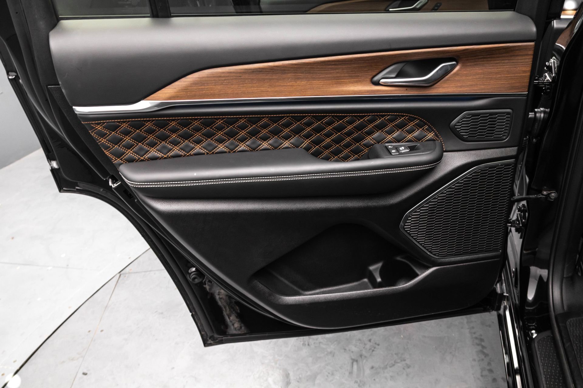 Used 2025 Jeep Grand Cherokee L Summit image 31