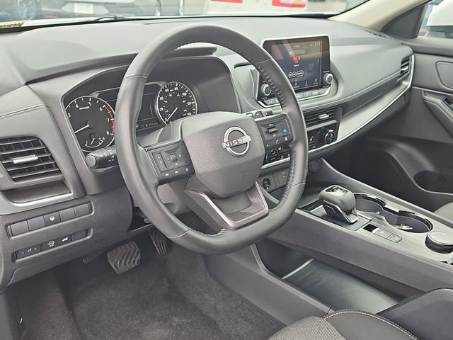 Used 2025 Nissan Rogue SV image 16