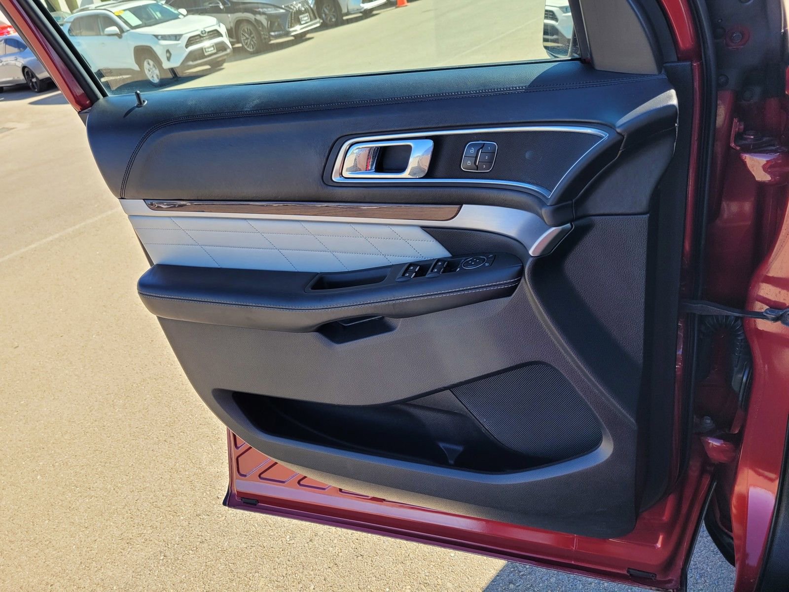 Used 2018 Ford Explorer Platinum image 16