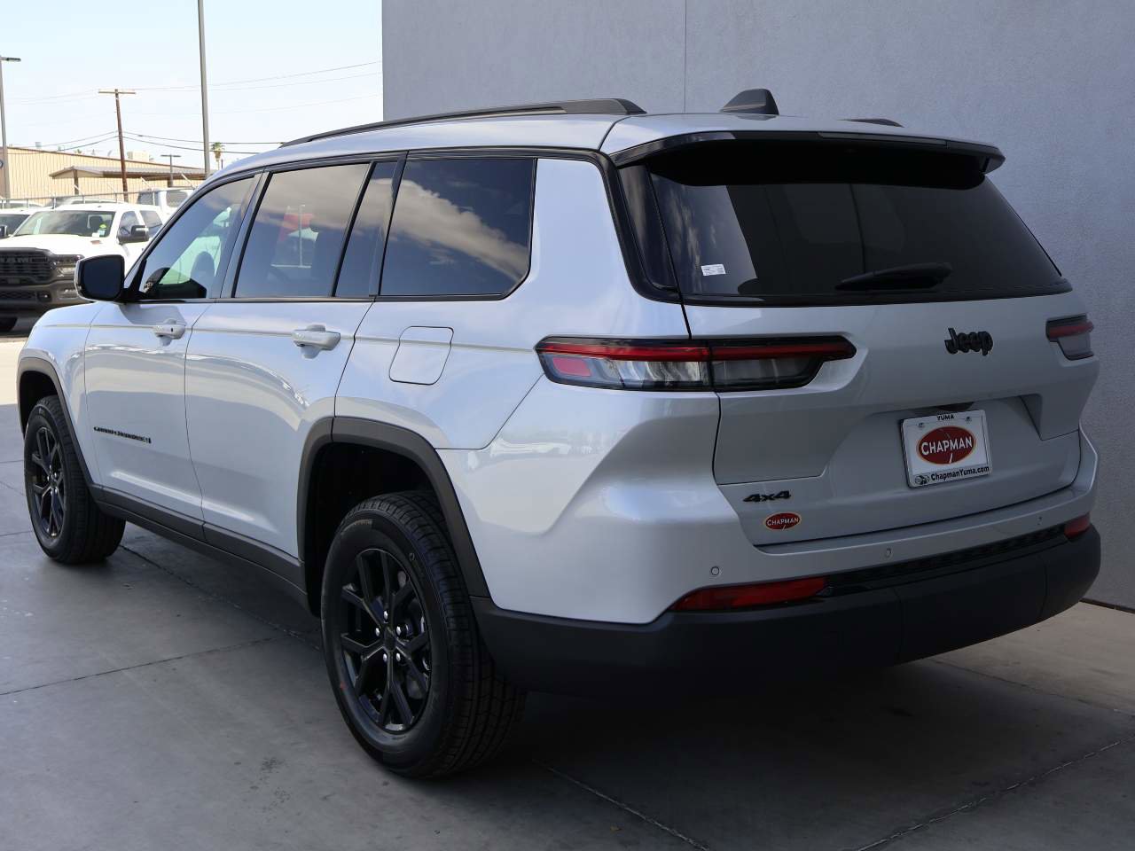 New 2025 Jeep Grand Cherokee L Laredo image 3