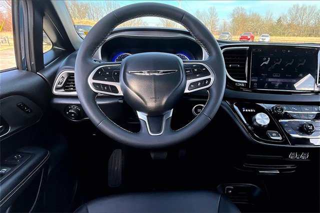 Used 2025 Chrysler Pacifica Select image 8