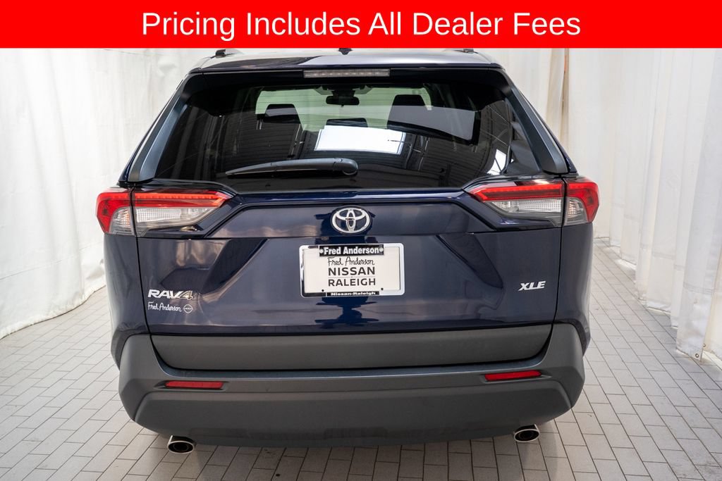 Used 2020 Toyota RAV4 XLE w/ Convenience Package FWD image 4