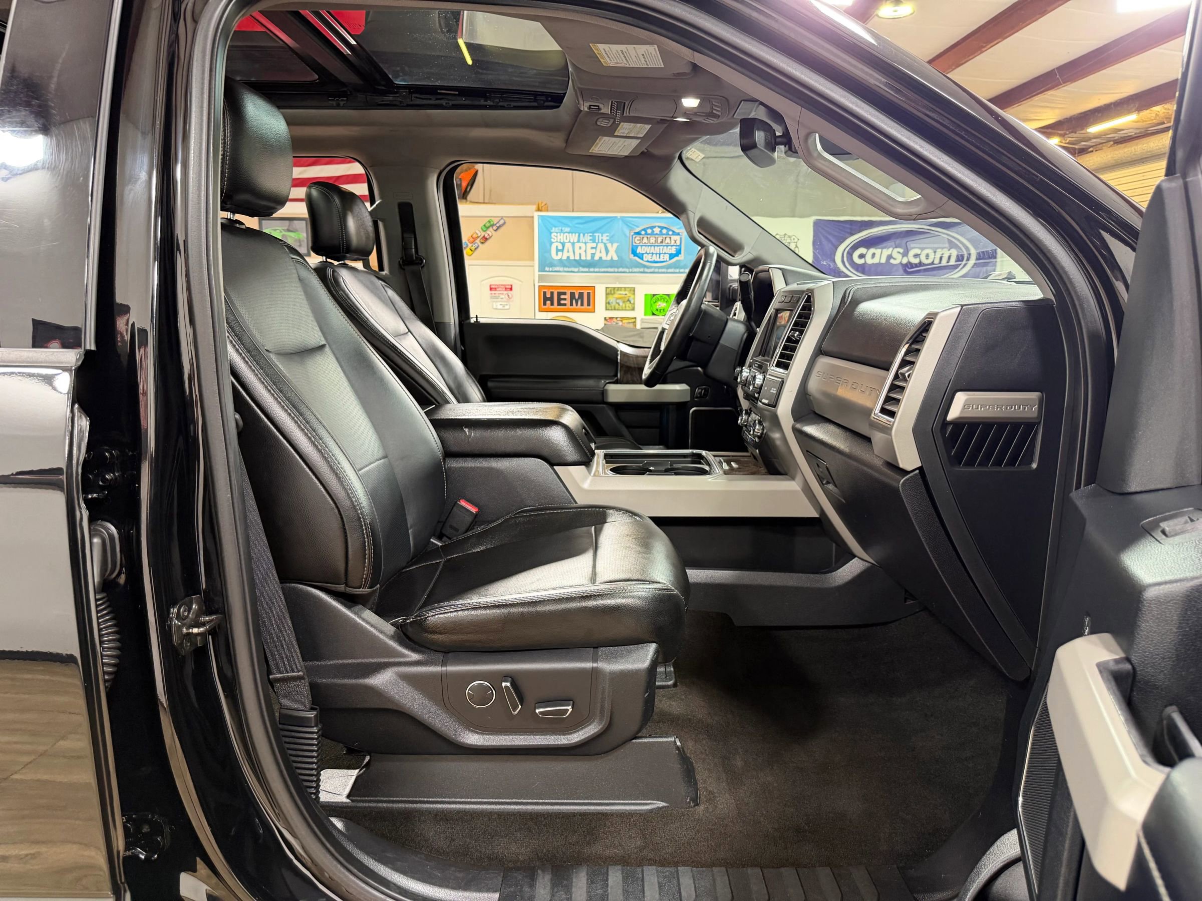 Used 2017 Ford F250 Lariat w/ Lariat Ultimate Package AWD/4WD image 22