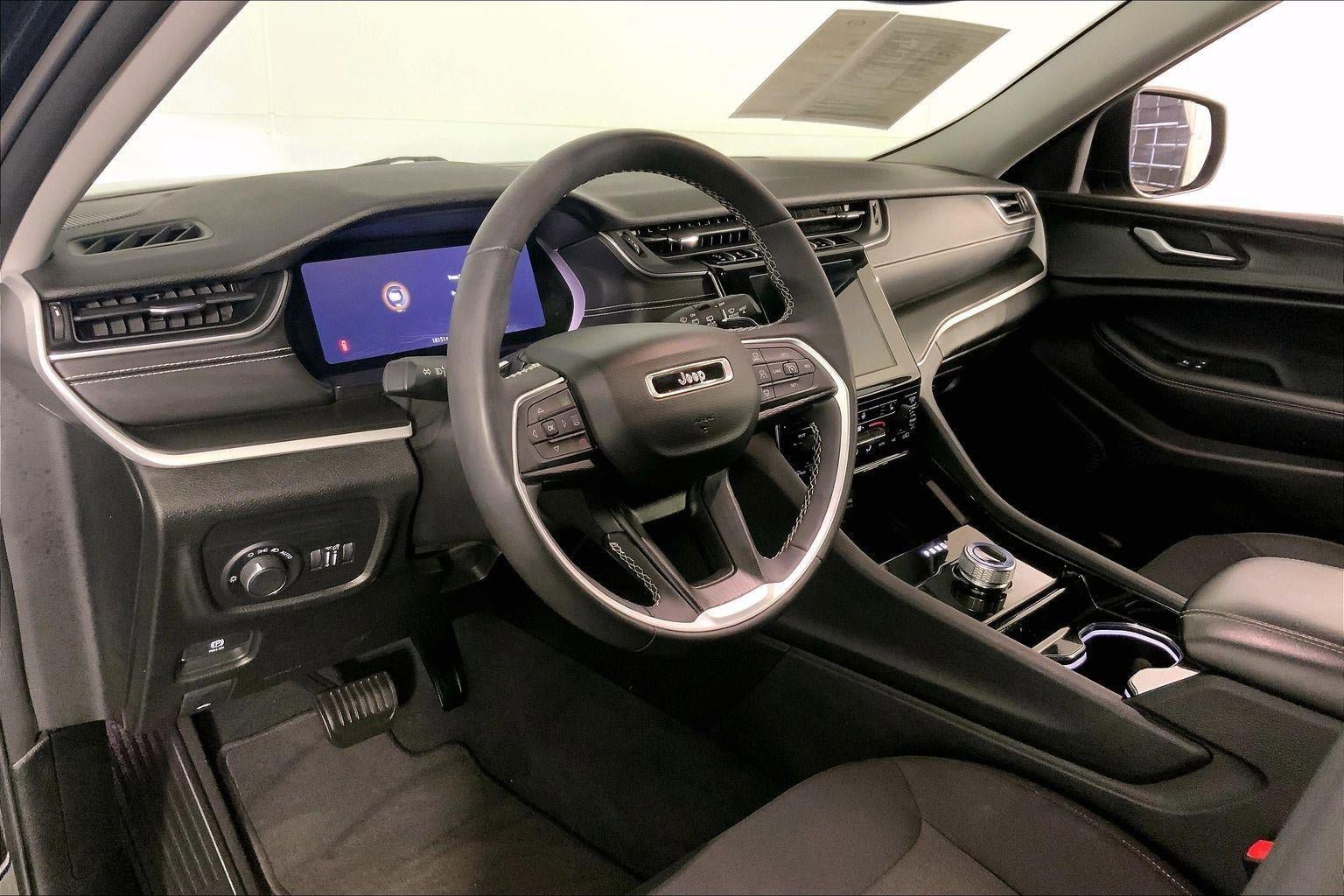 Used 2023 Jeep Grand Cherokee Laredo w/ Luxury Tech Group I image 14