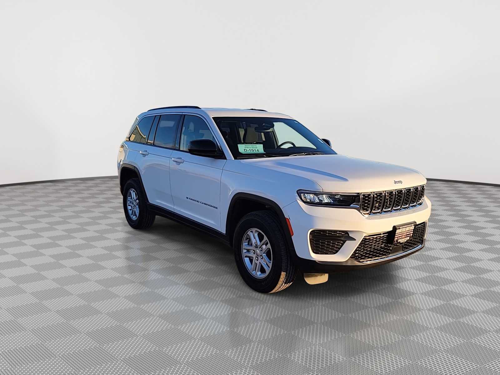 Used 2024 Jeep Grand Cherokee Laredo AWD/4WD image 2