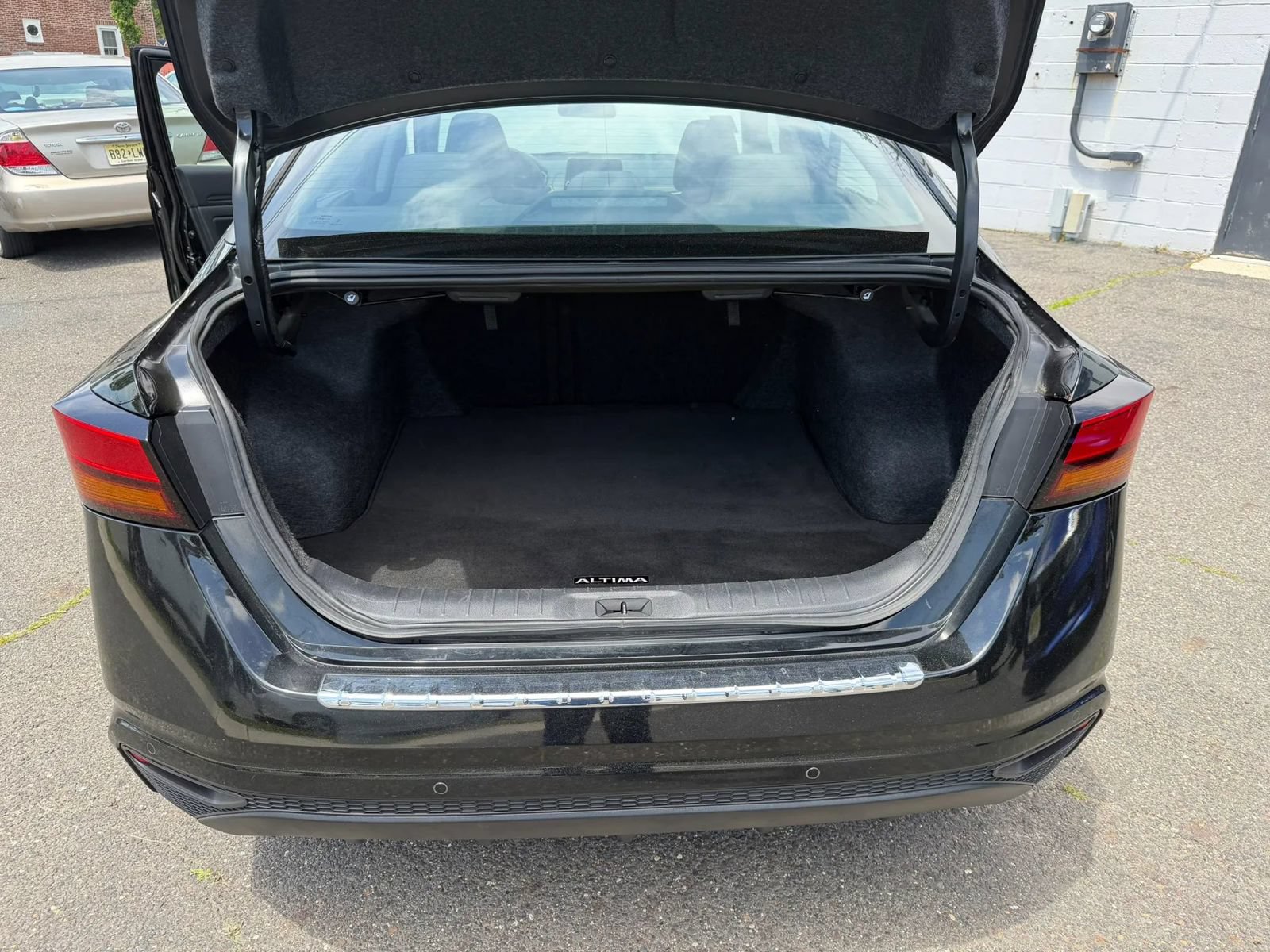 Used 2024 Nissan Altima 2.5 SV FWD image 18