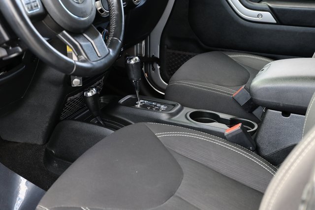 Used 2018 Jeep Wrangler Sahara w/ Connectivity Group image 13