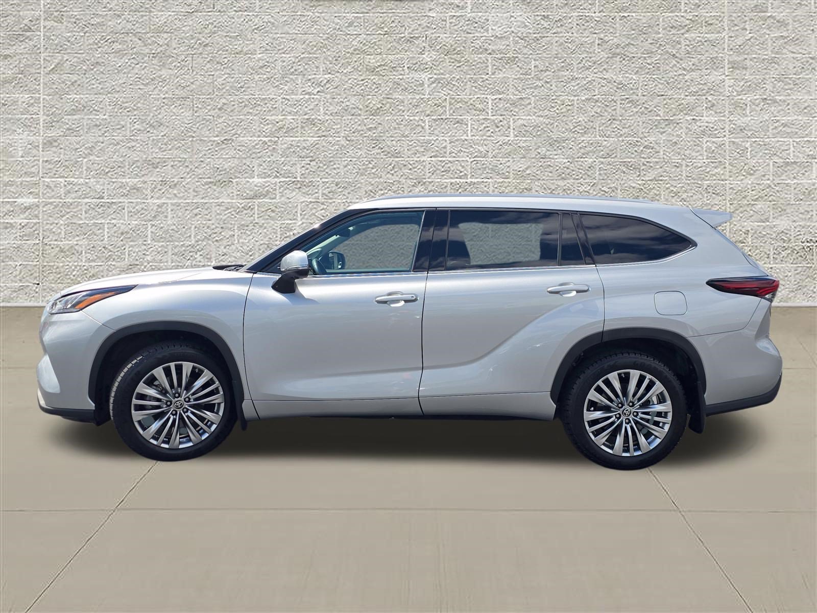Used 2024 Toyota Highlander Platinum AWD/4WD image 4