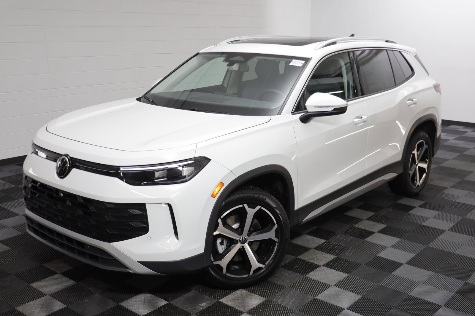 New 2026 Volkswagen Tiguan SE image 2