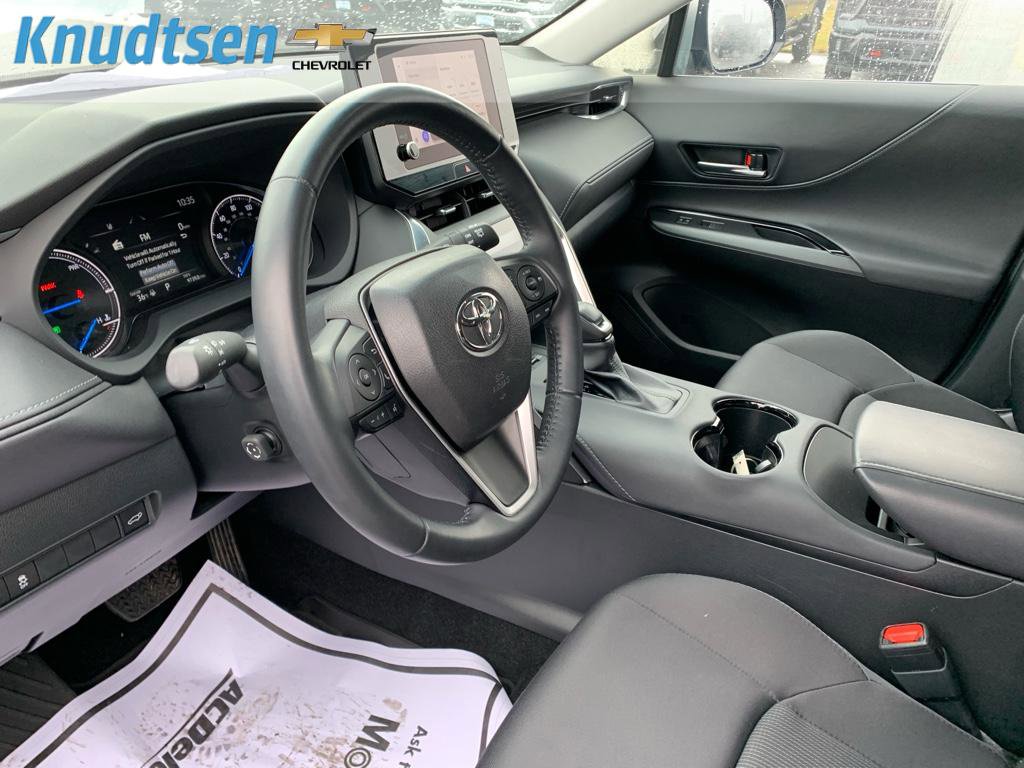Used 2024 Toyota Venza LE image 19
