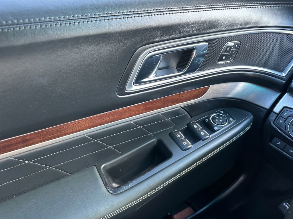 Used 2017 Ford Explorer Platinum image 11