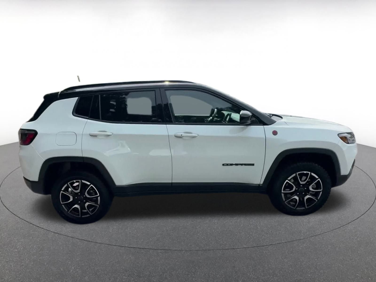 Used 2025 Jeep Compass Trailhawk image 16
