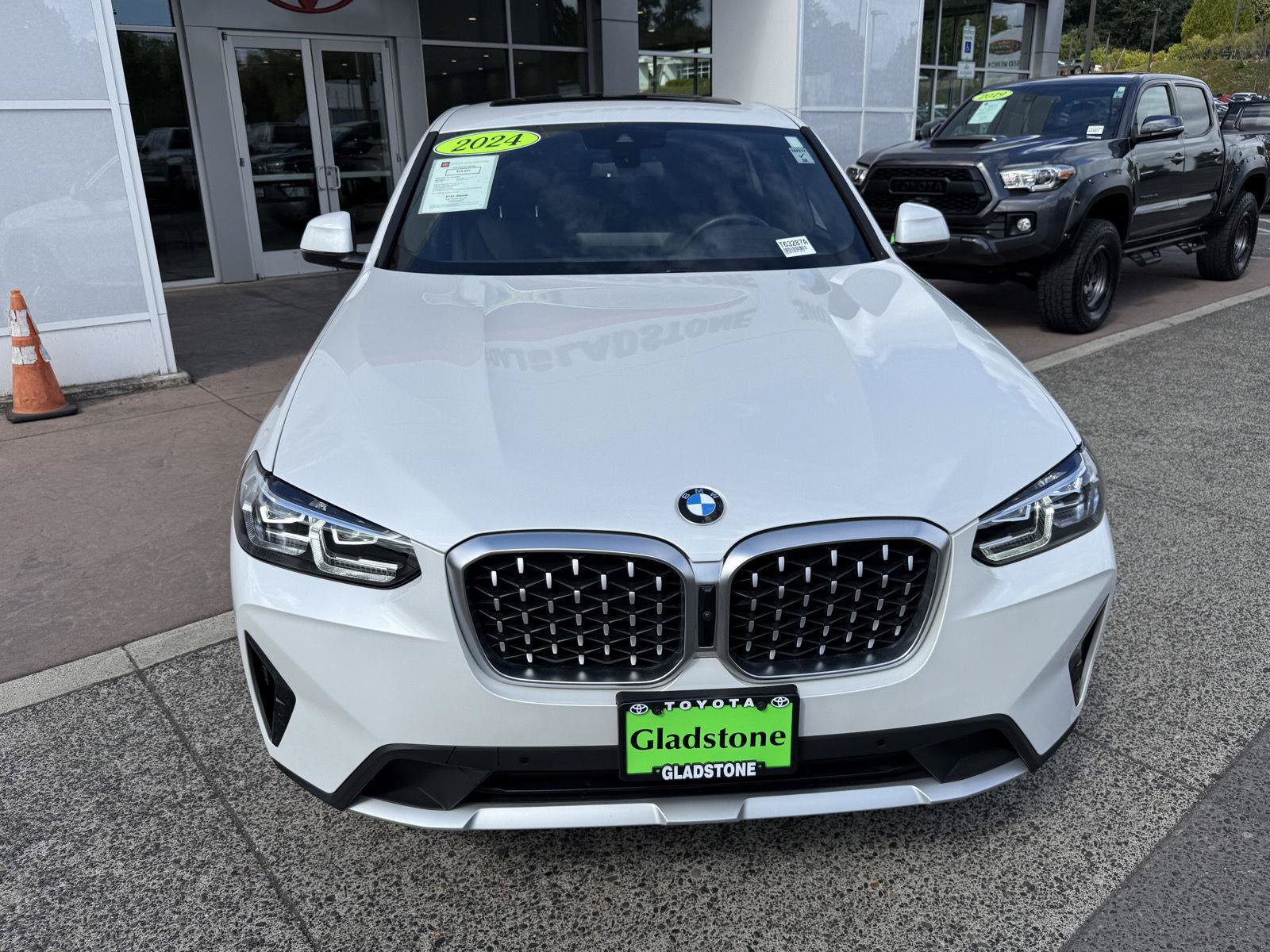 Used 2024 BMW X4 xDrive30i w/ Premium Package AWD/4WD image 9