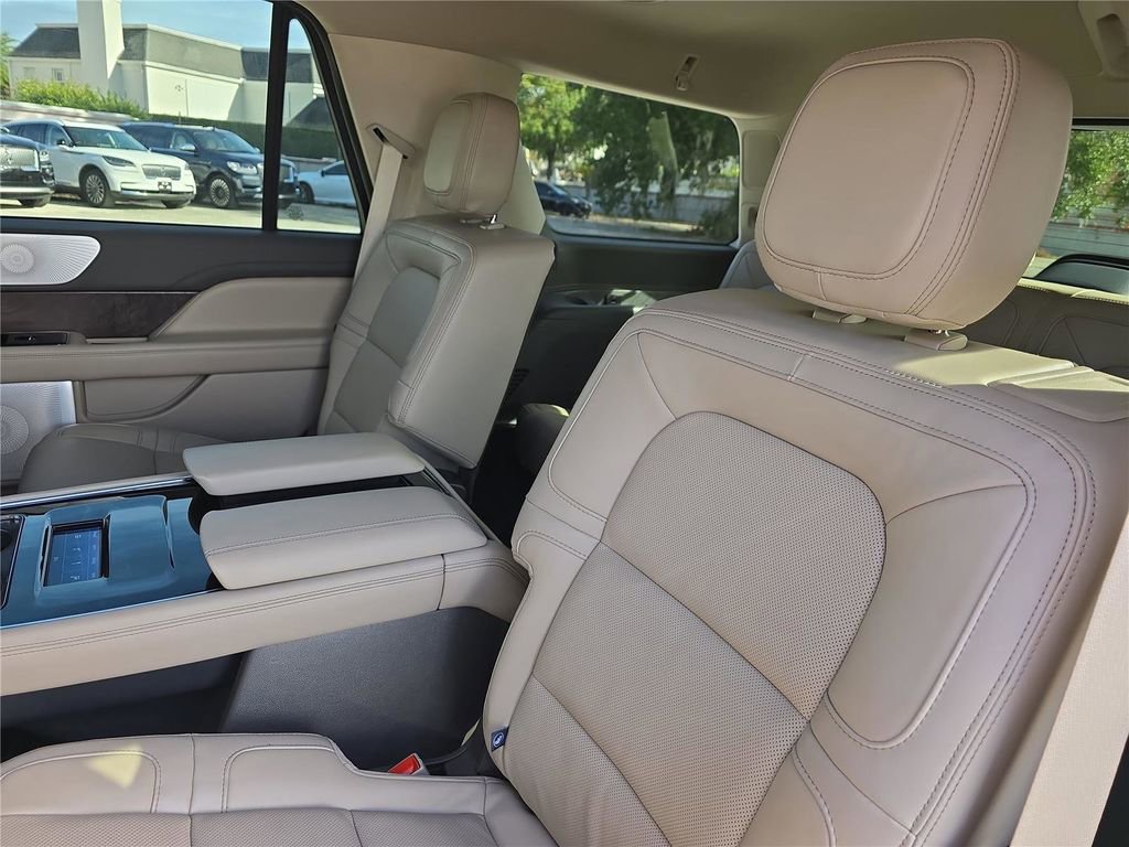 Used 2024 Lincoln Navigator Reserve image 16
