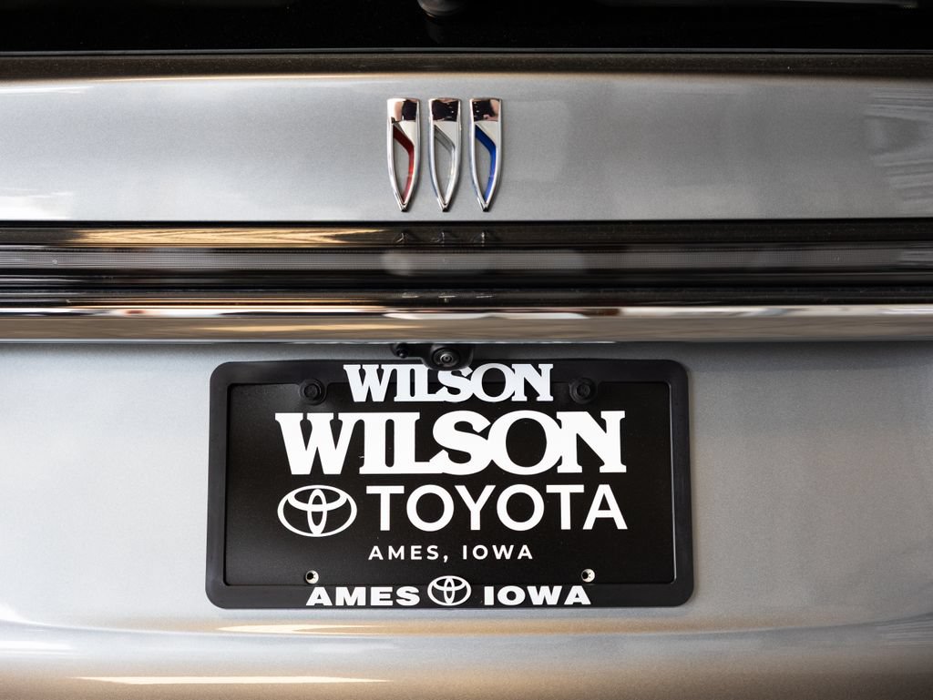Used 2025 Buick Enclave Avenir AWD/4WD image 6