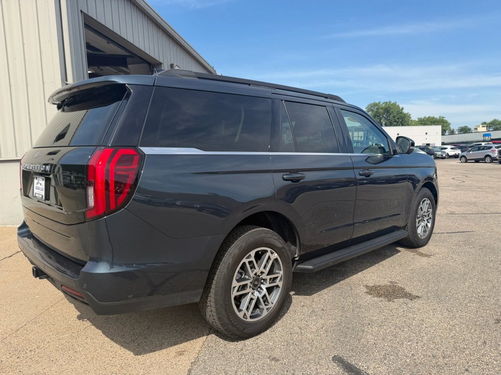 Used 2025 Ford Expedition Active AWD/4WD image 4
