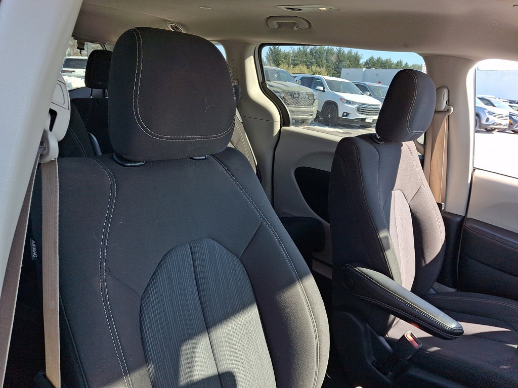 Used 2023 Chrysler Voyager LX image 13