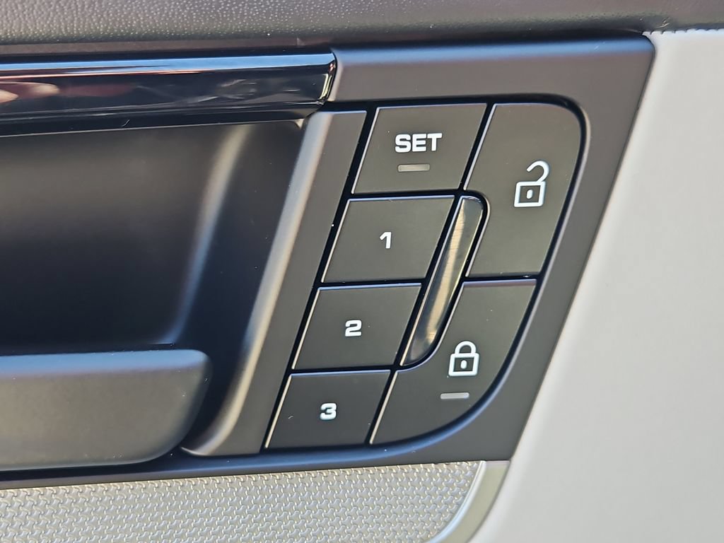 Certified 2025 Porsche Cayenne Coupe AWD/4WD image 24