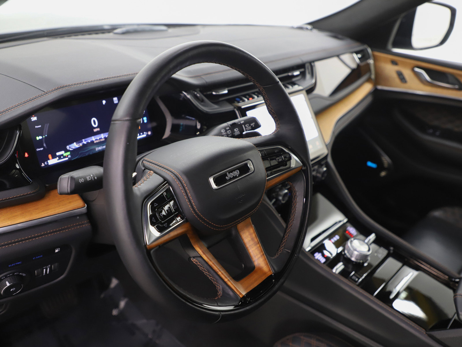 Used 2024 Jeep Grand Cherokee Summit AWD/4WD image 22