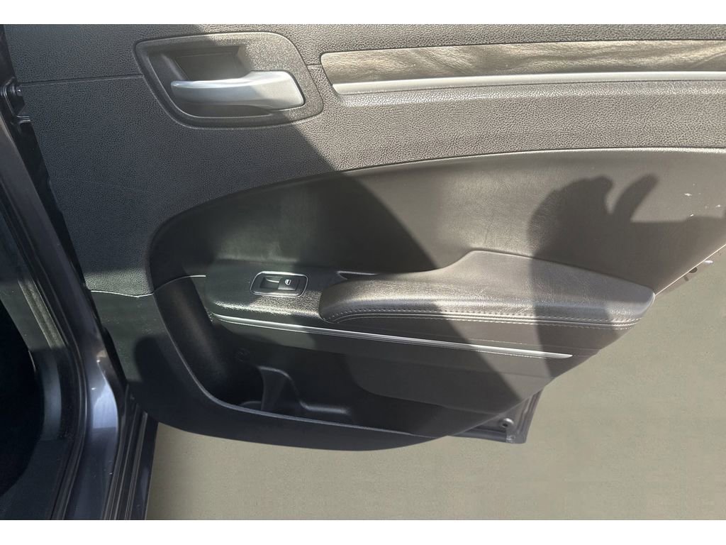 Used 2018 Chrysler 300 Touring L image 23