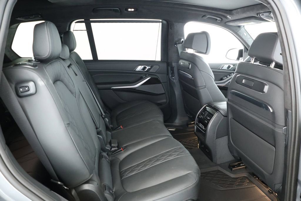 Used 2025 BMW X7 M60i image 22