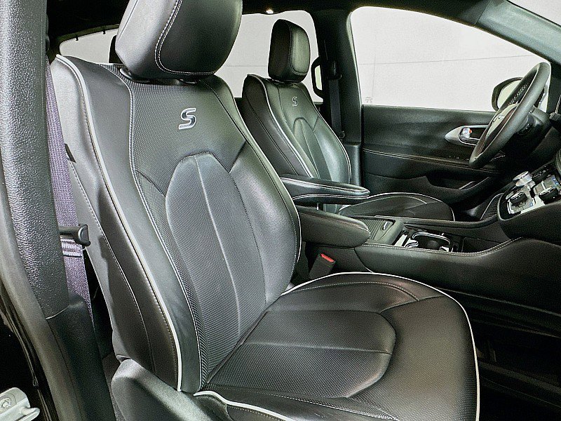 Used 2025 Chrysler Pacifica Limited image 29