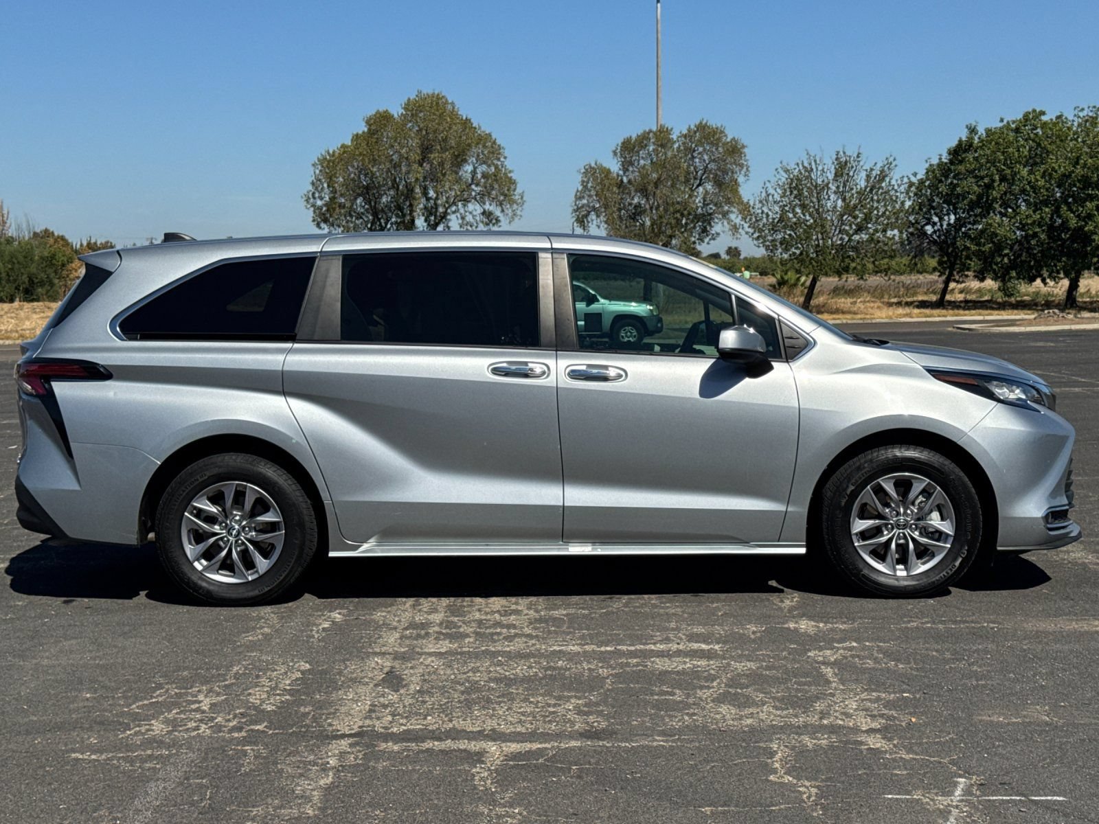 Used 2022 Toyota Sienna XLE FWD image 3