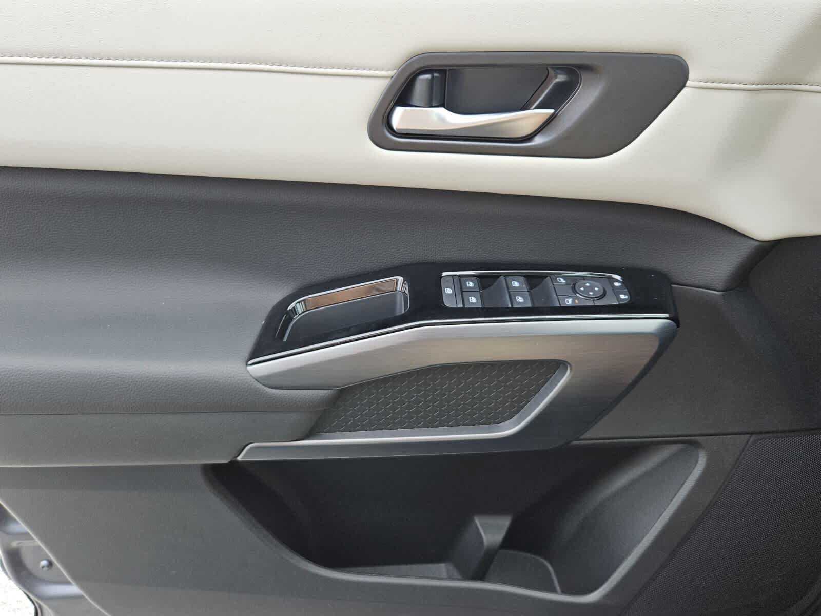 New 2026 Nissan Pathfinder SL FWD image 15