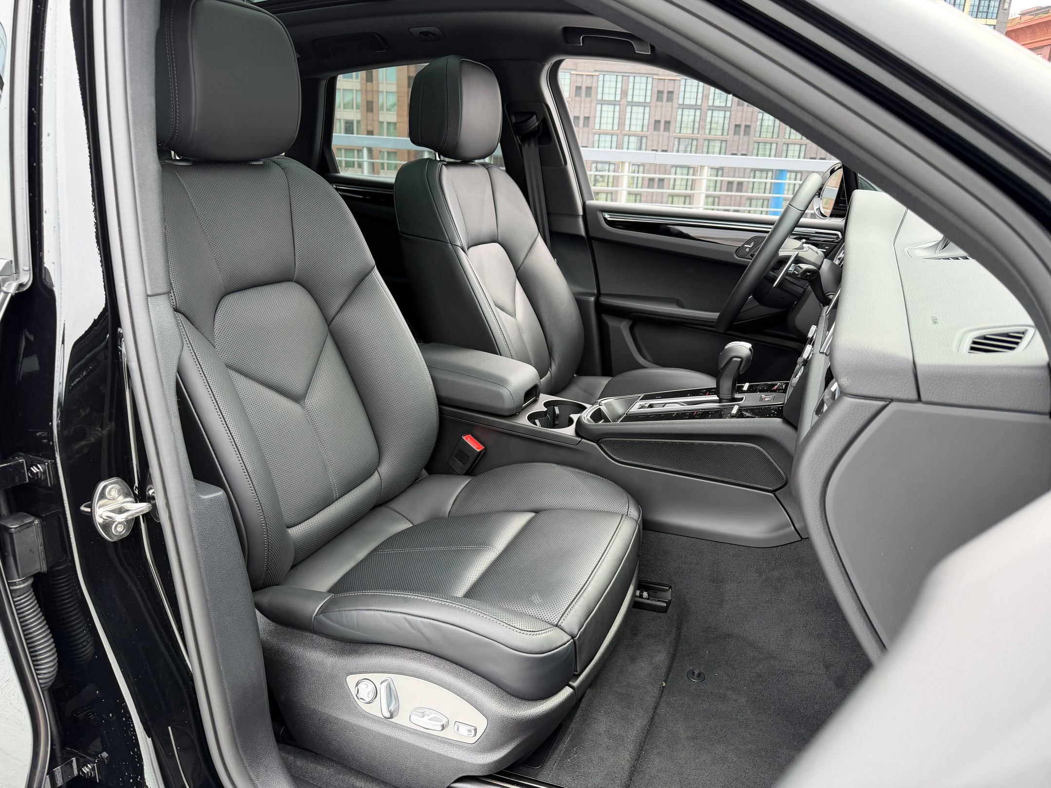 Certified 2026 Porsche Macan image 14