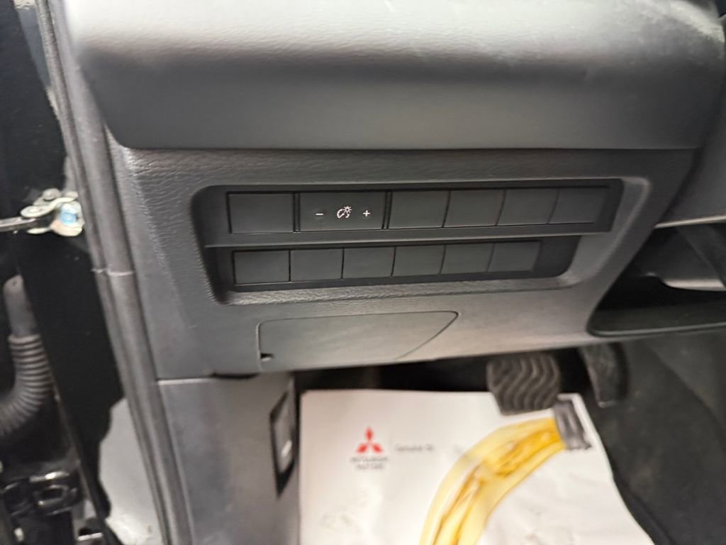 Used 2023 Mitsubishi Outlander ES image 27