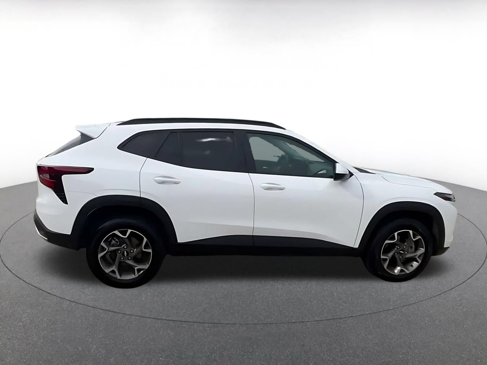 Used 2025 Chevrolet Trax LT FWD image 12