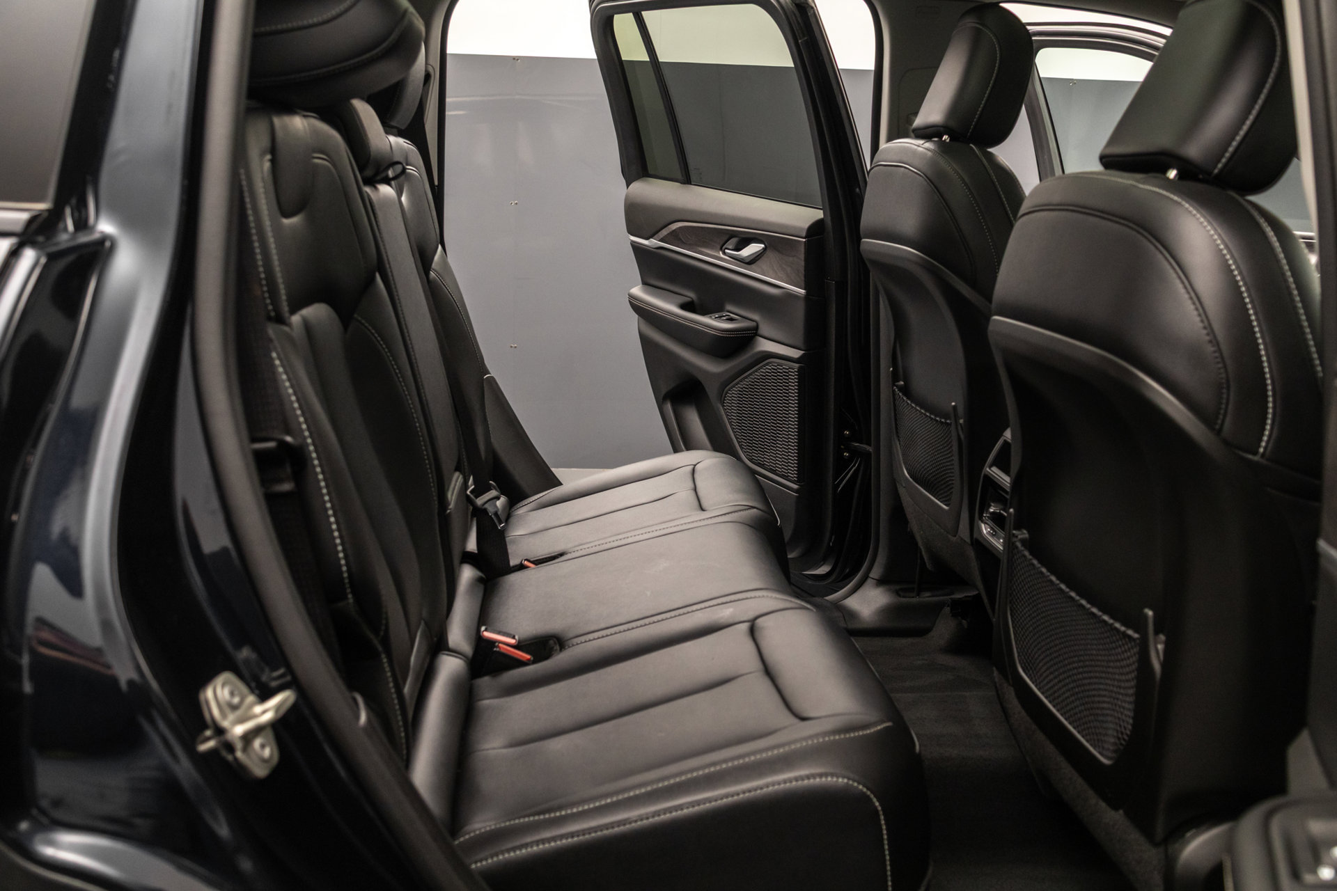 Used 2023 Jeep Grand Cherokee Limited AWD/4WD image 35